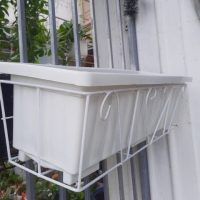 Chậu trồng rau, hoa lan can và Giá đỡ 63 (màu trắng) – Combo trồng trên lan can, tiết kiệm không gian, dễ sử dụng